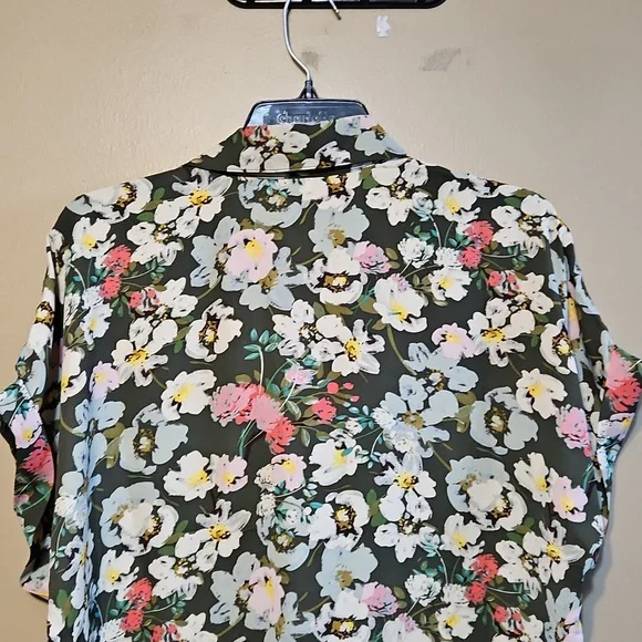 CAbi Replay Spring 2025 Floral Blouse - Picture 11 of 13